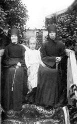 Монахини Успенского Староладожского Успенского  монастыря с воспитанницей на территории обители. Фото 1900-х