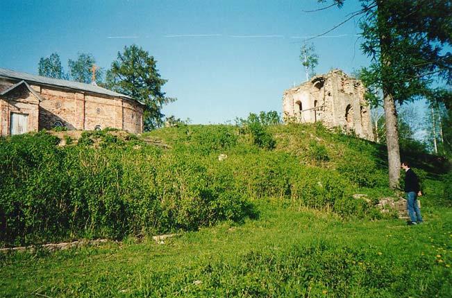 Череменецкий Иоанно-Богословский монастырь. Преображенская церковь и руины Иоанно-Богословского собора