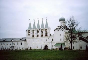 Тихвинский Успенский монастырь. Звонница и церковь Покрова Пресвятой Богородицы