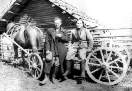 Н.И. Богданов (слева) во время экспедиции в Ленинградской области. Фото 1958