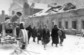 Возвращение жителей Тихвина в родной город после освобождения его войсками Волховского фронта. Декабрь  1944