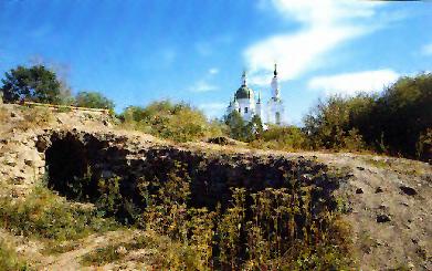 Ямгородская крепость. Остатки крепостной стены на берегу реки Луги
