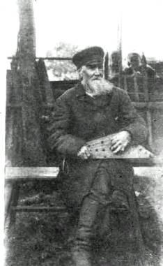 Старик ижор играет на кантеле. Фото 1926