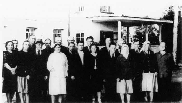 I.F. Bezpalov among employees of the I.P. Pavlov Institute of Physiology  in Koltushi  near the building of the Old Laboratory of the biology  station. Photograph of 1947
