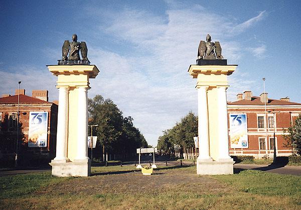 Ингербургские ворота в Гатчине (арх. В.А.Глинка, 1830-32)