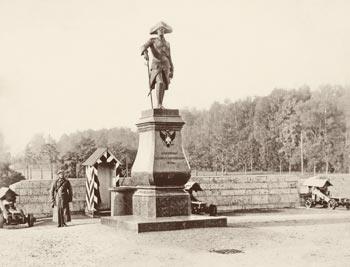 Памятник императору Павлу I на плацу Гатчинского дворца (скульп. И.П.Витали,  1851). Фото  1890-е
